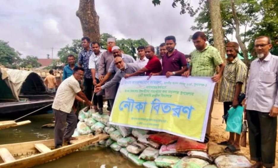 মধ্যনগরে ১৬ প্রাথমিক বিদ্যালয়ে এমপি কামরুলের অর্থায়নে নৌকা বিতরণ