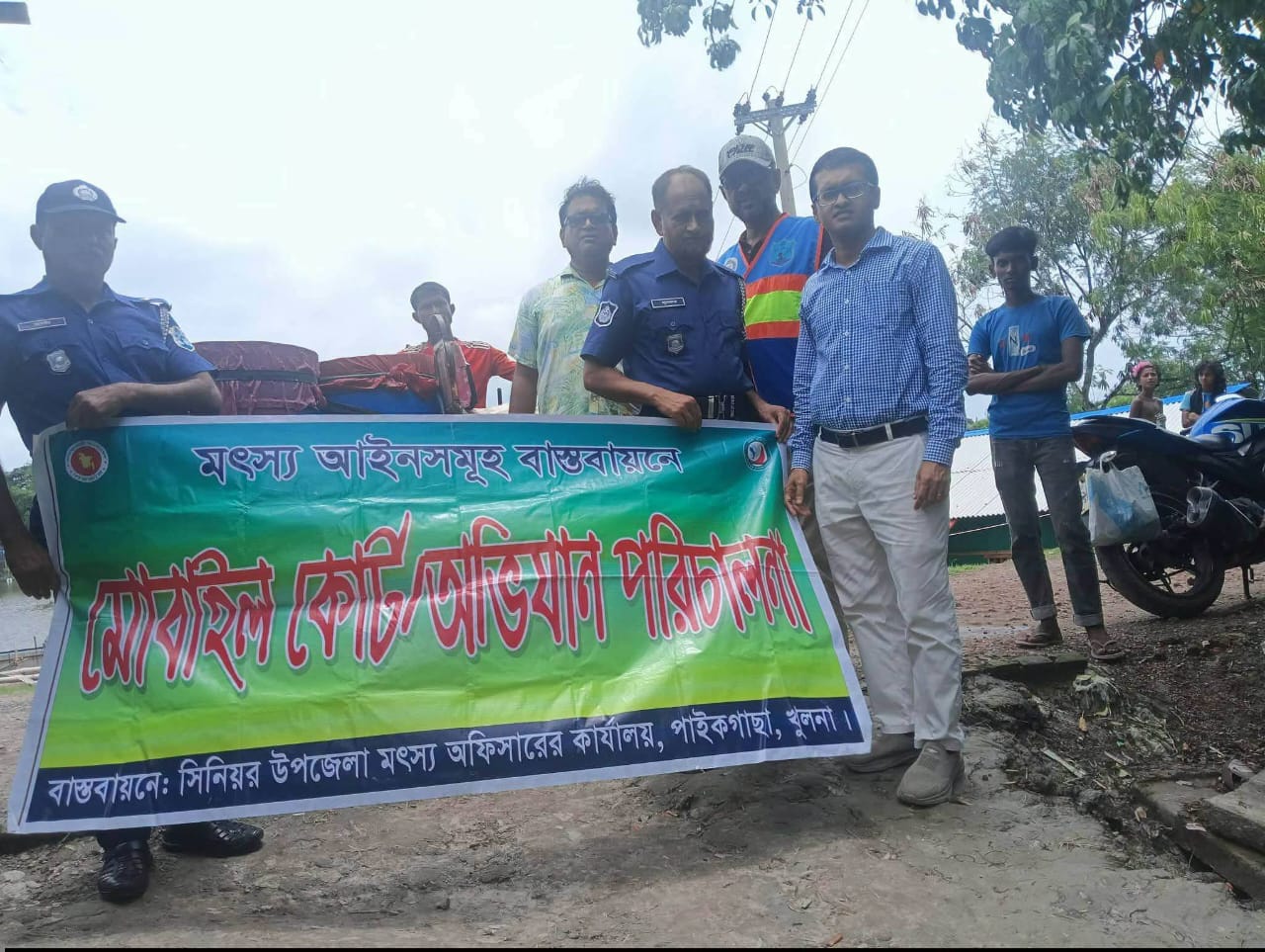 পাইকগাছায় ৪ লক্ষ অবৈধ চিংড়ি রেনু জব্দ, শিবসা নদীতে অবমুক্ত
