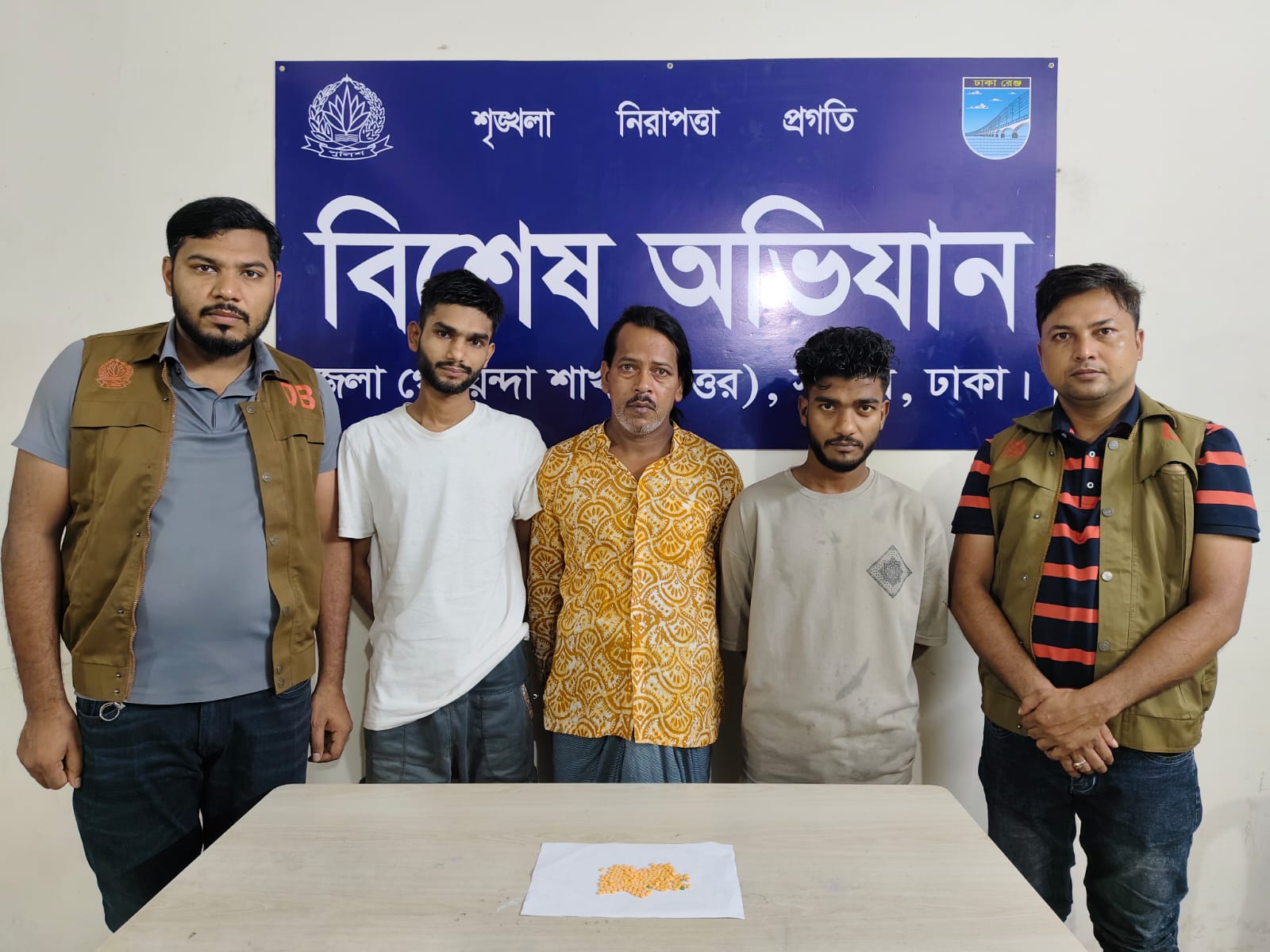 সাভারে ইয়াবাসহ তিন মাদক ব্যবসায়ীকে গ্রেফতার করেছে ডিবি 