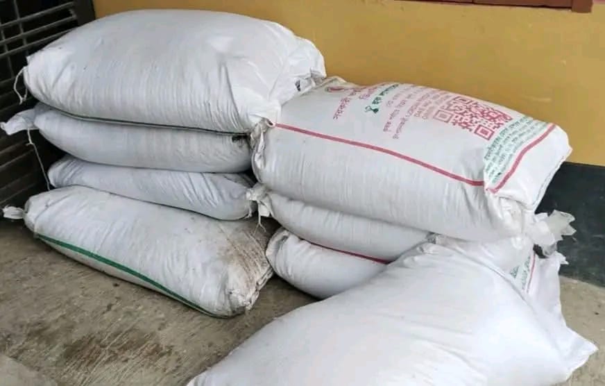 মহেশপুরে সরকারি বরাদ্দকৃত সার চোরাইপথে বিক্রির অভিযোগ, ক্ষুব্ধ কৃষকরা