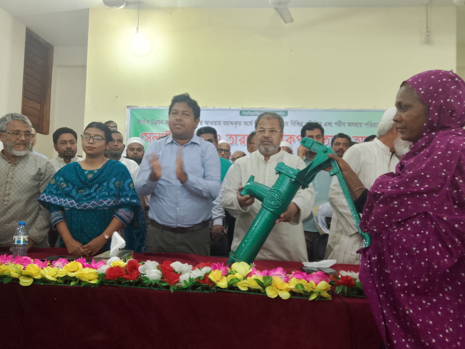 সিংড়ায় সেলাই মেশিন,টিউবওয়েল ও অনুদানের চেক বিতরণ করলেন এমপি আনু