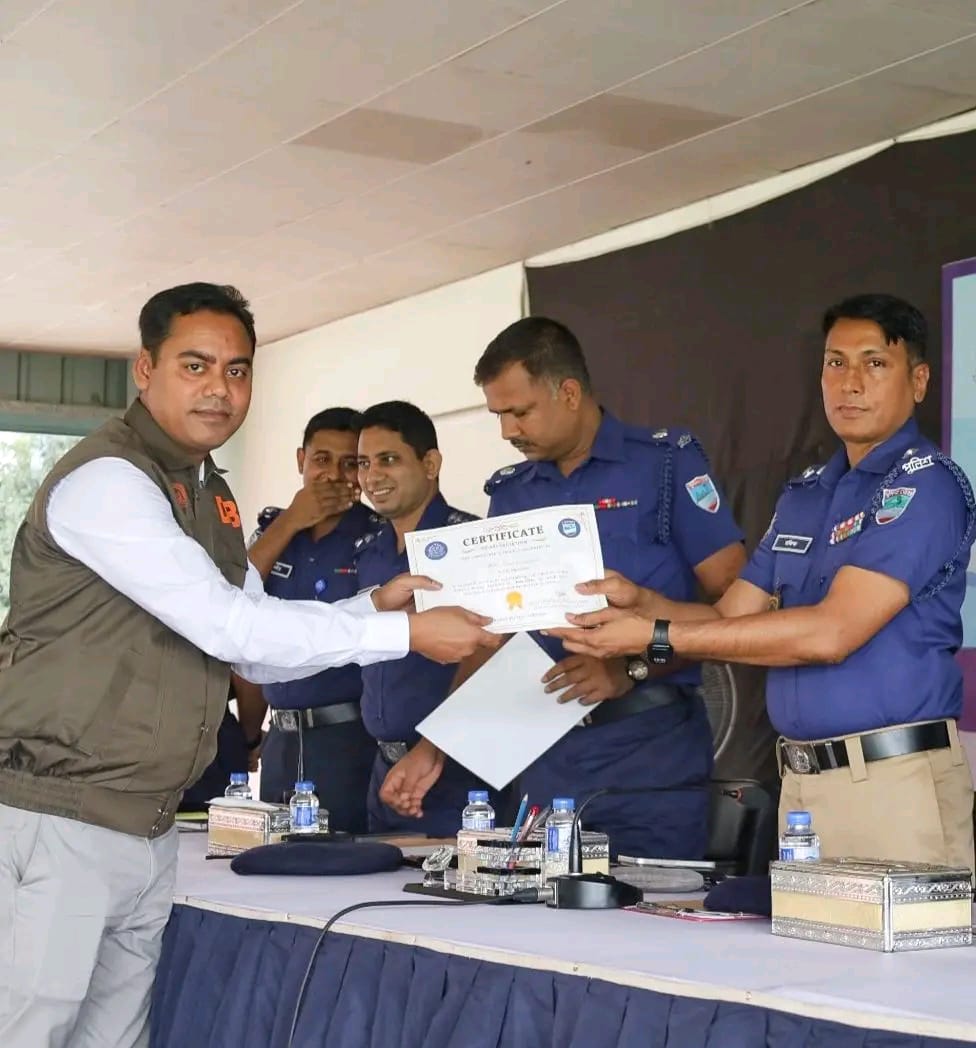 একাধিক অস্ত্র উদ্ধারে সাফল্য; যশোর জেলা পুলিশ সুপারের হাত থেকে পুরস্কার পেলেন এসআই কামরুজ্জামান