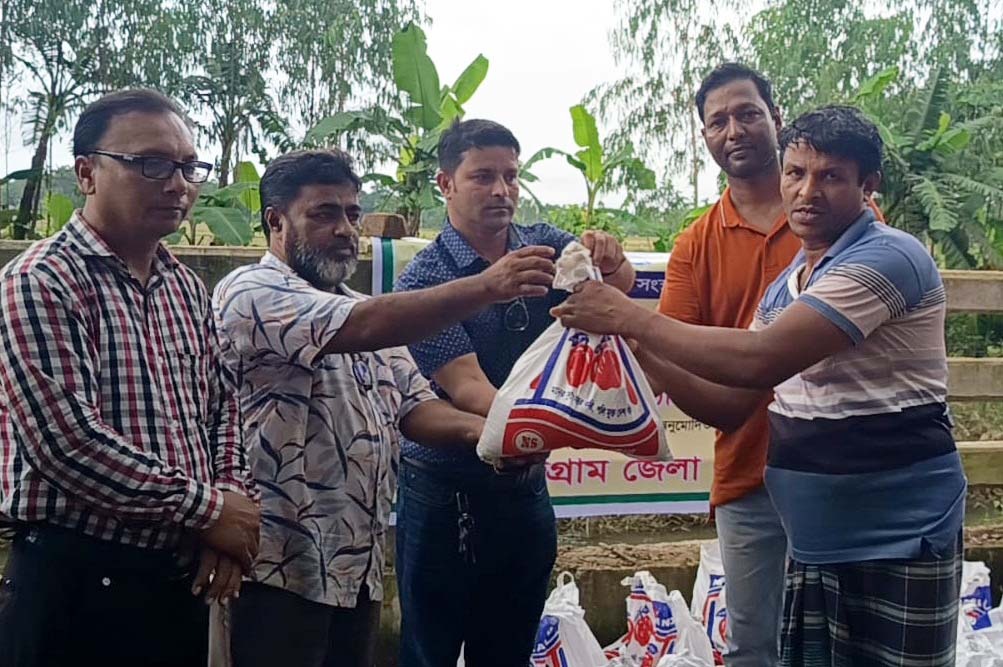 সাংবাদিক সুরক্ষা ও কল্যাণ ফাউন্ডেশনের উদ্যোগে চন্দনাইশে বন্যাদুর্গতের মাঝে ত্রাণ বিতরণ 