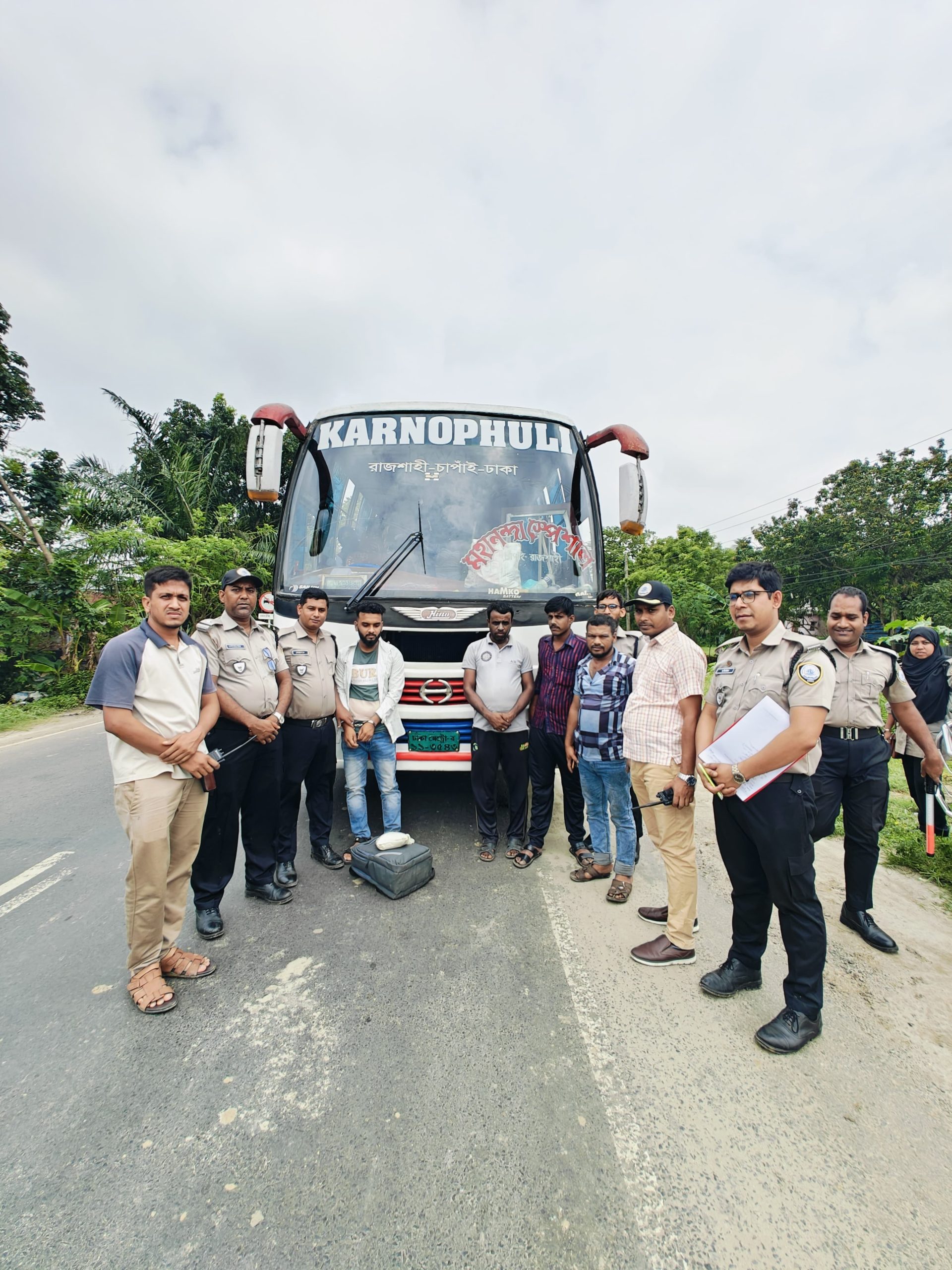 রাজশাহীতে দেড় কেজি হেরোইনসহ যুবক গ্রেপ্তার নেপথ্যের গডফাদার দের খুঁজছে ড্যাপ ​