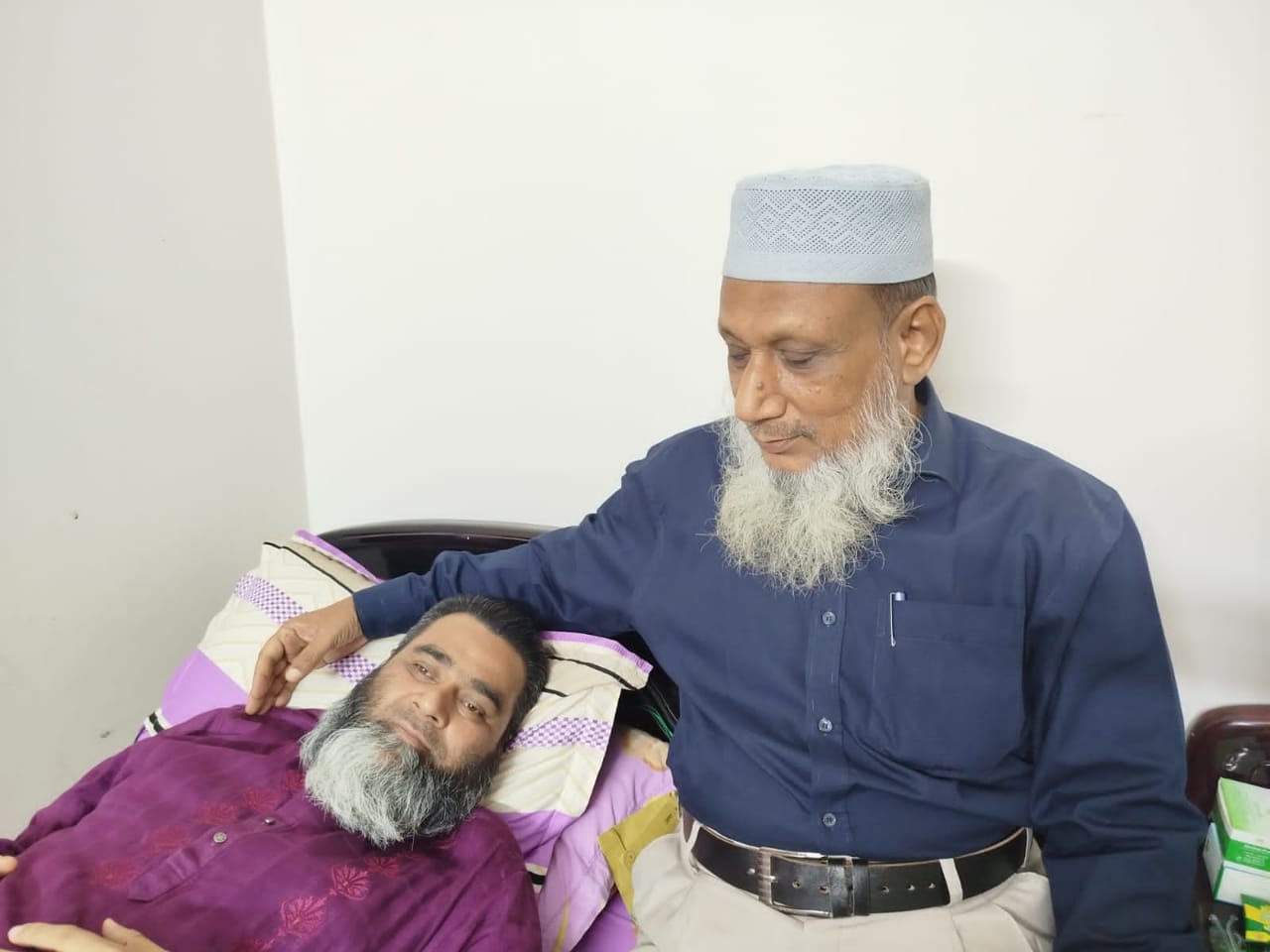 অসুস্থ সাংবাদিক আবু মুসাকে পাশে জাতীয় সাংবাদিক সংস্থা কেন্দ্রীয় মহাসচিব আলমগীর গনি।