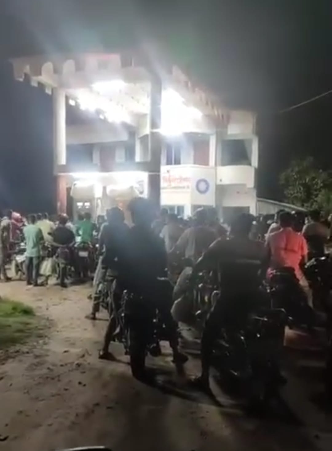 গুজবে কান দিয়ে ফিলিং স্টেশনে উপচে পড়া ভিড়! বিপাকে সাধারণ মানুষ