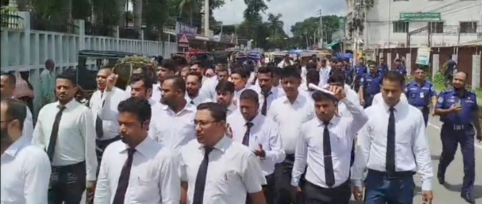 নজিরবিহীন ঘটনা গোপালগঞ্জে! এজলাসে বিচারকের ছুড়ে মারা পেপার ওয়েটের আঘাতে নারী শিক্ষানবিশ আইনজীবী আহত, অপসারণের দাবিতে উত্তাল আদালত প্রাঙ্গণ