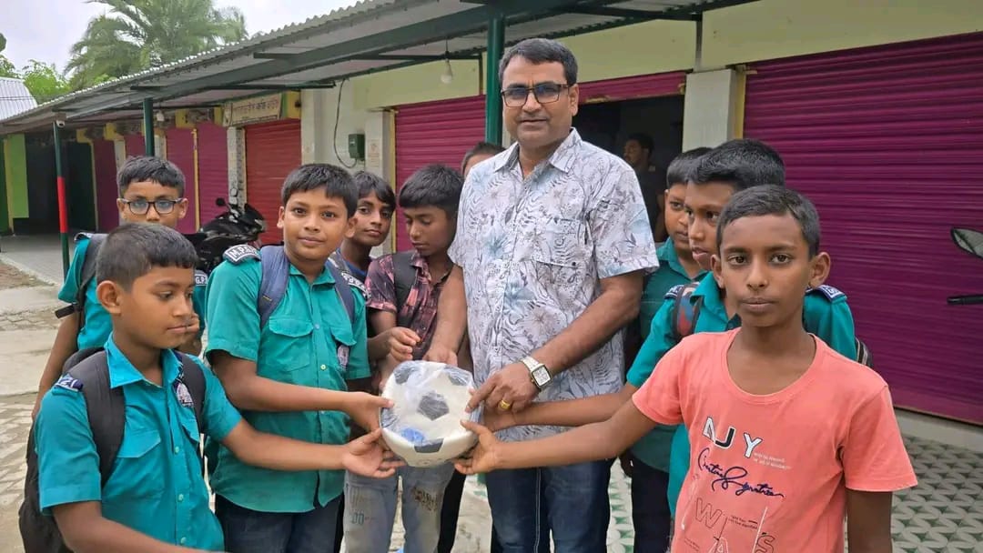 তরুণ প্রজন্মের মাঝে ক্রীড়া সামগ্রী বিতরণ ও সুস্থ সমাজ গঠনের অঙ্গীকার