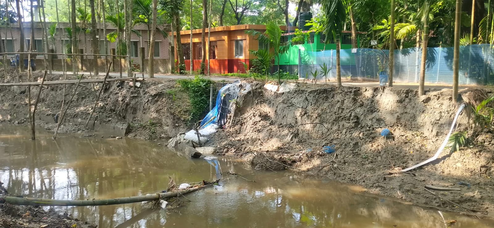 কমলনগরে অপরিকল্পিতভাবে খাল খনন: ধসে পড়ার ঝুঁকিতে কোটি টাকার নতুন সড়ক