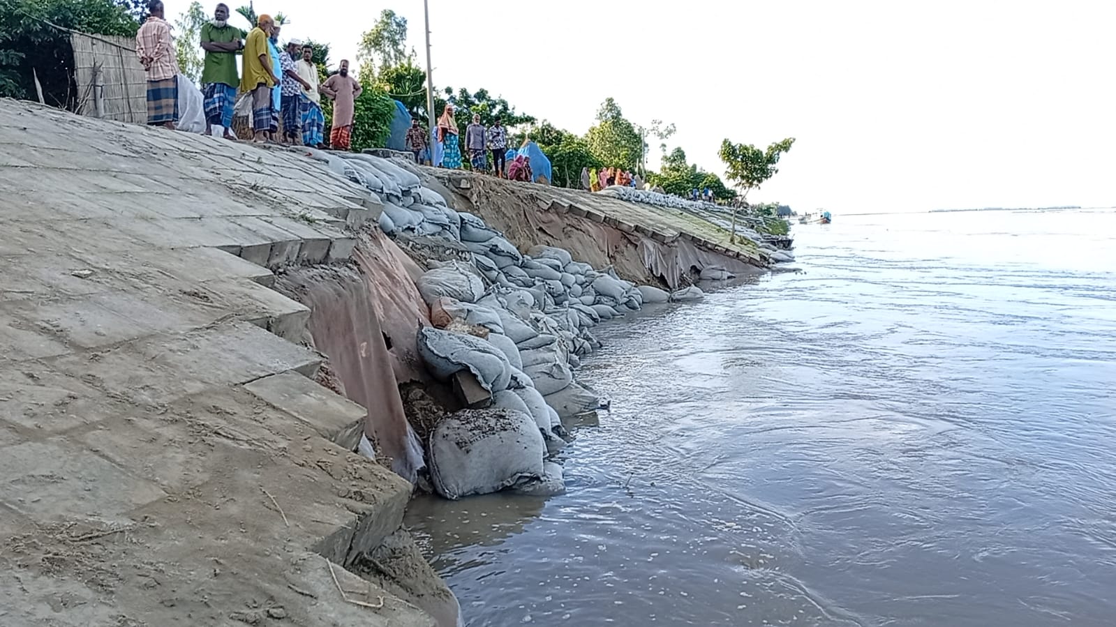 চিলমারীতে দফায় দফায় বাঁধে ধস, দেবে যাচ্ছে ব্লক