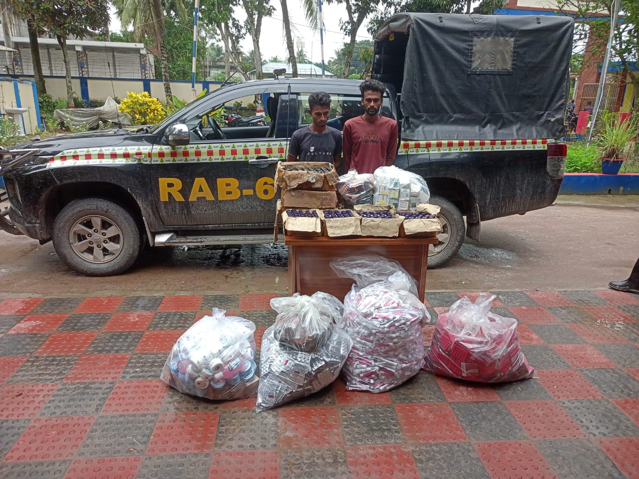 সাতক্ষীরায় ২৩০ বোতল উইনকেরেক্স, ১৫ হাজার টাপেনটাডল ট্যাবলেট ও নিষিদ্ধ ভারতীয় পণ্যসহ গ্রেফতার ২
