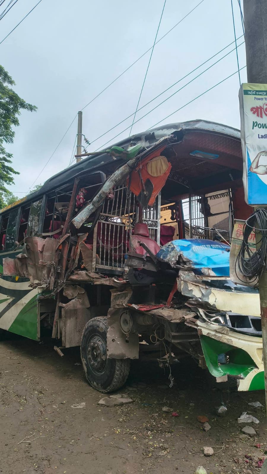 কোটচাঁদপুরে গোল্ডেন লাইন বাস ও বালুভর্তি ড্রাম ট্রাকের মুখোমুখি সংঘর্ষ, গুরুতর আহত চালক
