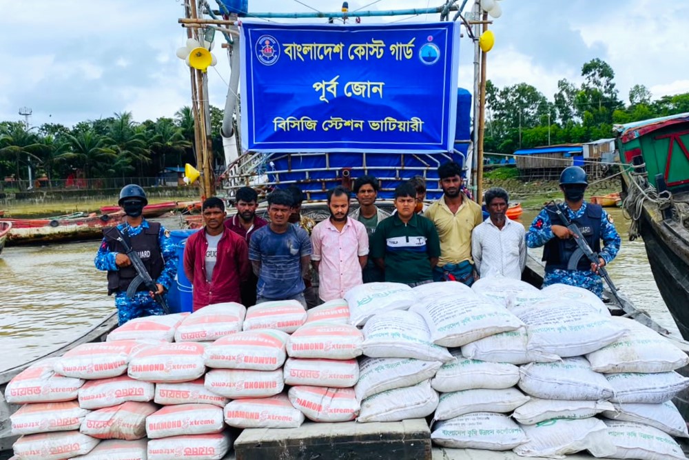 চোরাচালান রোধে কোস্ট গার্ডের অভিযান: মিয়ানমারে পাচারের সময় বিপুল পরিমাণ সিমেন্ট-সারসহ ১০ পাচারকারী আটক