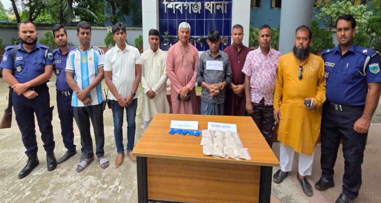 শিবগঞ্জে ১ কেজি হেরোইন ৯০০ পিচ ইয়াবাসহ ১ মাদক ব্যবসায়ীকে আটক করেছে পুলিশ