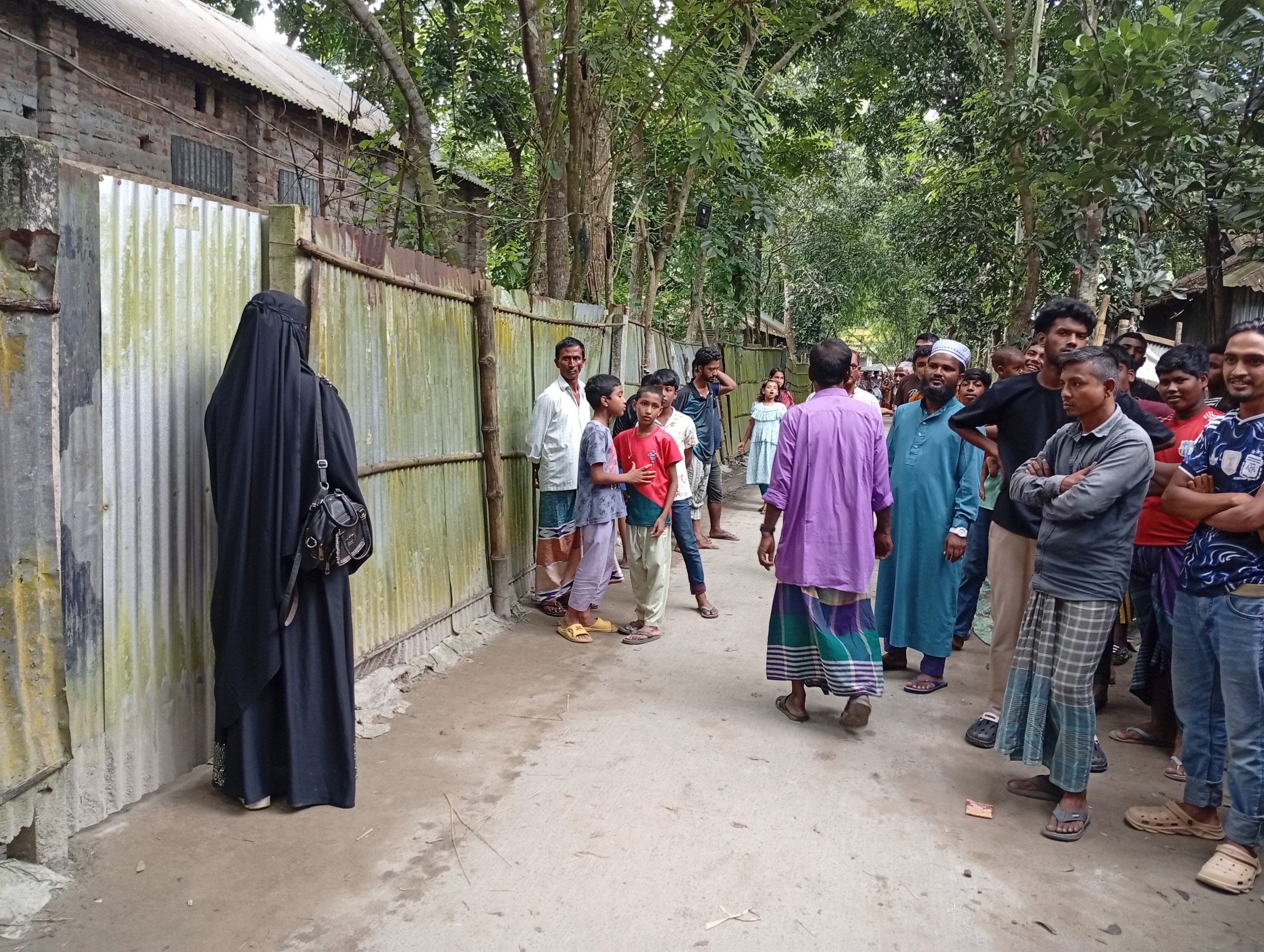 চিলমারীতে স্ত্রীর অধিকারের দাবিতে, স্বামীর বাড়ির সামনে স্ত্রীর অনশন