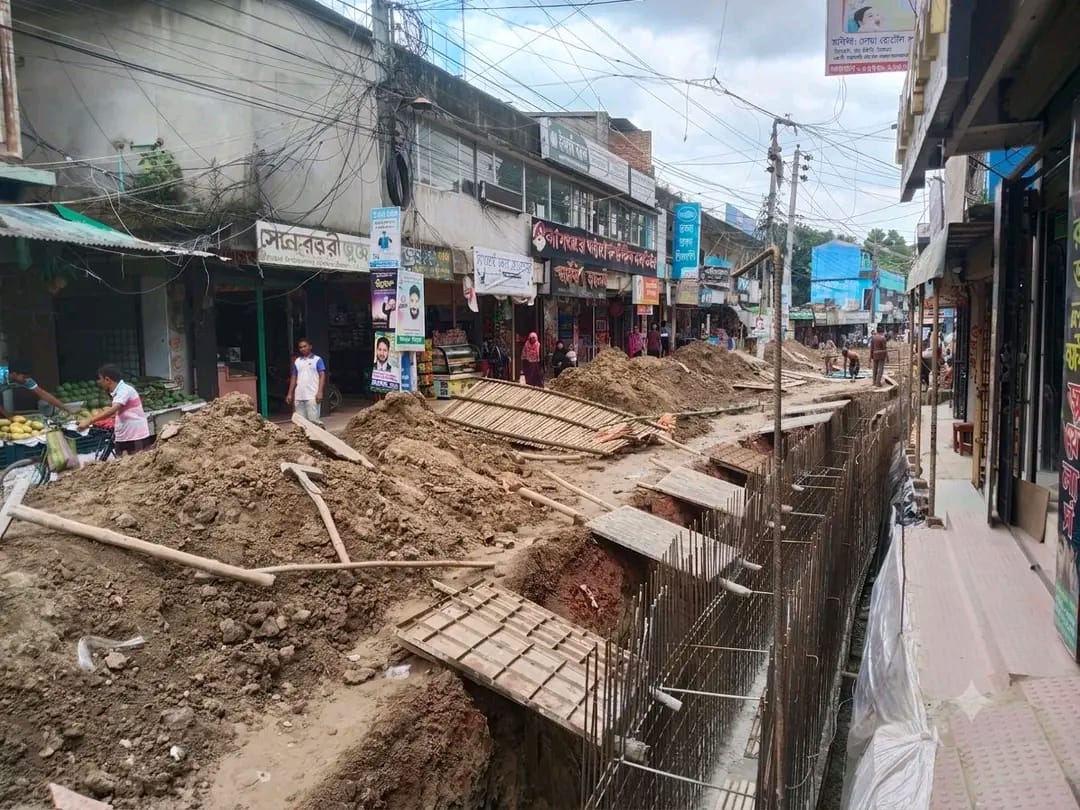 মহেশপুর পৌর এলাকার প্রধান বাজারে ড্রেন নির্মাণকাজ চলায় চরম ভোগান্তিতে সবাই।