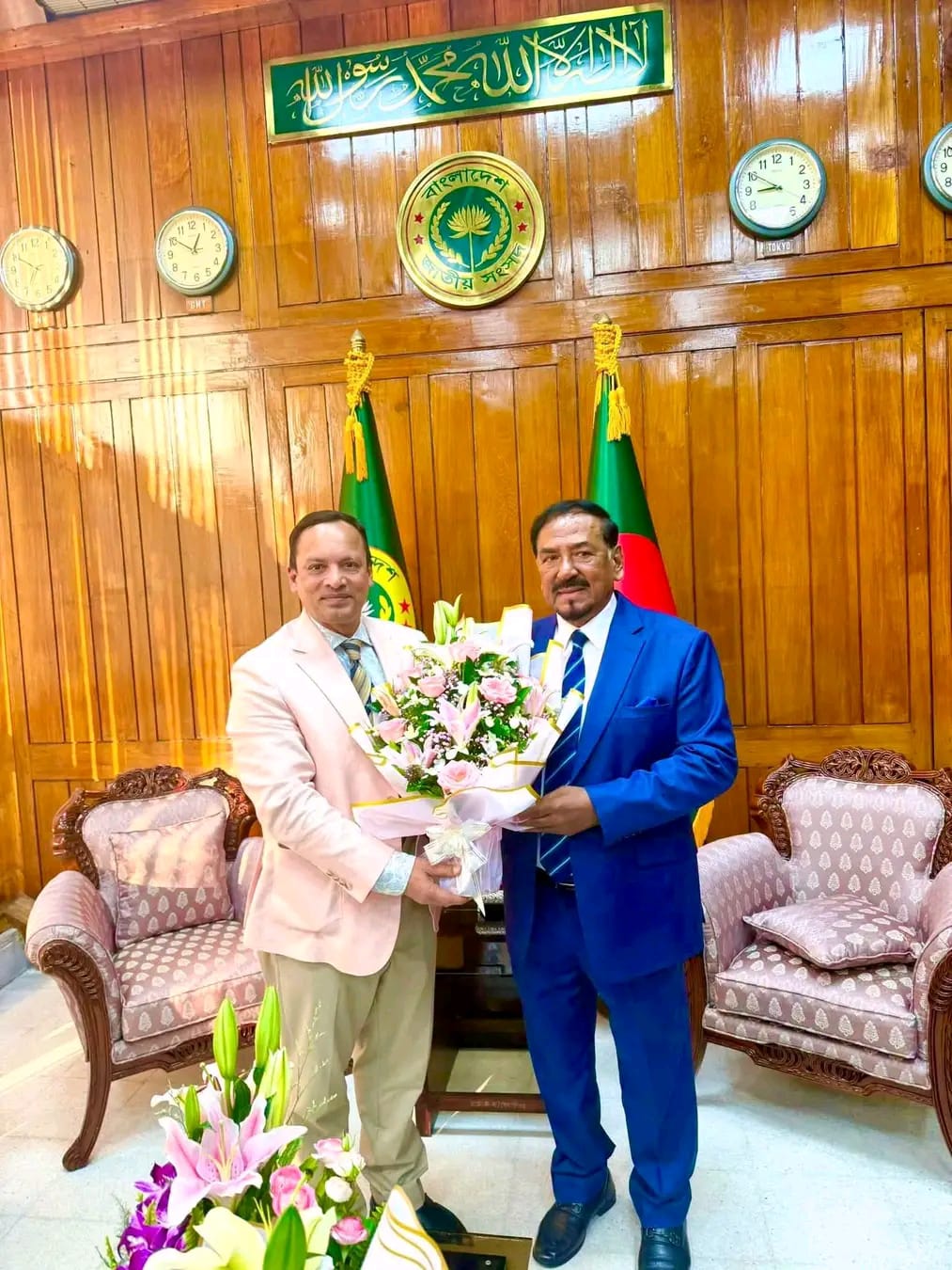 ভারপ্রাপ্ত রাষ্ট্রপতি হাফিজ উদ্দিন আহমেদকে অ্যাটর্নি জেনারেল ব্যারিস্টার রুহুল কুদ্দুস কাজলের অভিনন্দন