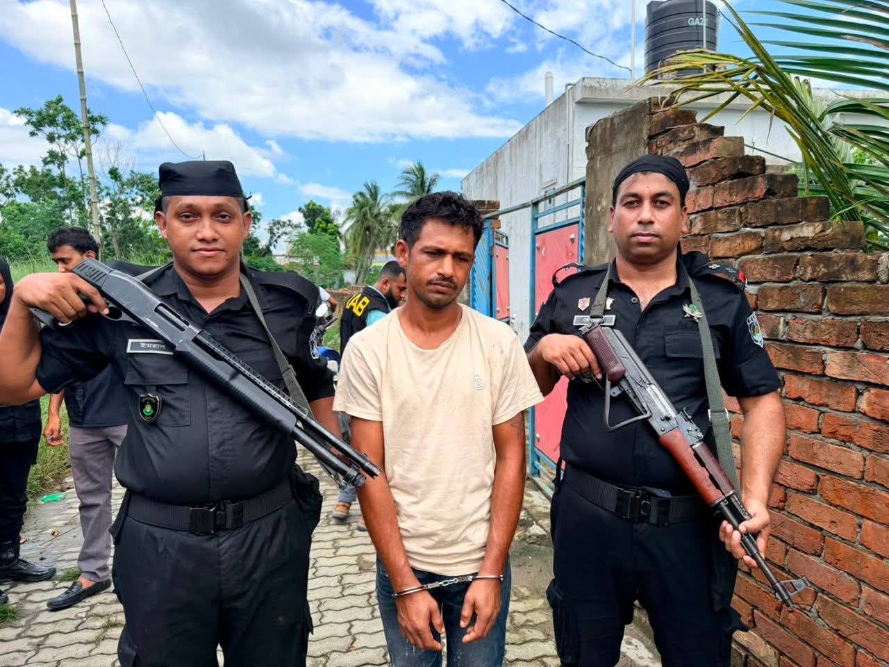 খুলনার রায়ের মহল এলাকায় অভিযান চালিয়ে টাইগার গ্রুপের সক্রিয় অস্ত্রধারী সন্ত্রাসী রবিউলকে বিদেশি রিভলবারসহ গ্রেফতার করেছে র‍্যাব-৬