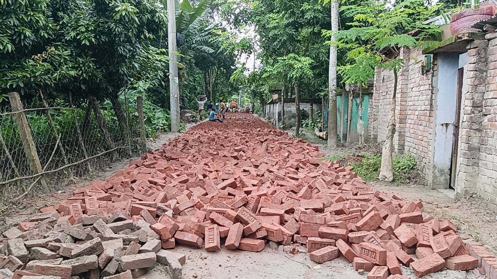 কালীগঞ্জ পৌর এলাকায় বিশ্বব্যাংকের অর্থায়নে নির্মিত রাস্তায় নিন্ম মানেরনির্মান সামগ্রী।