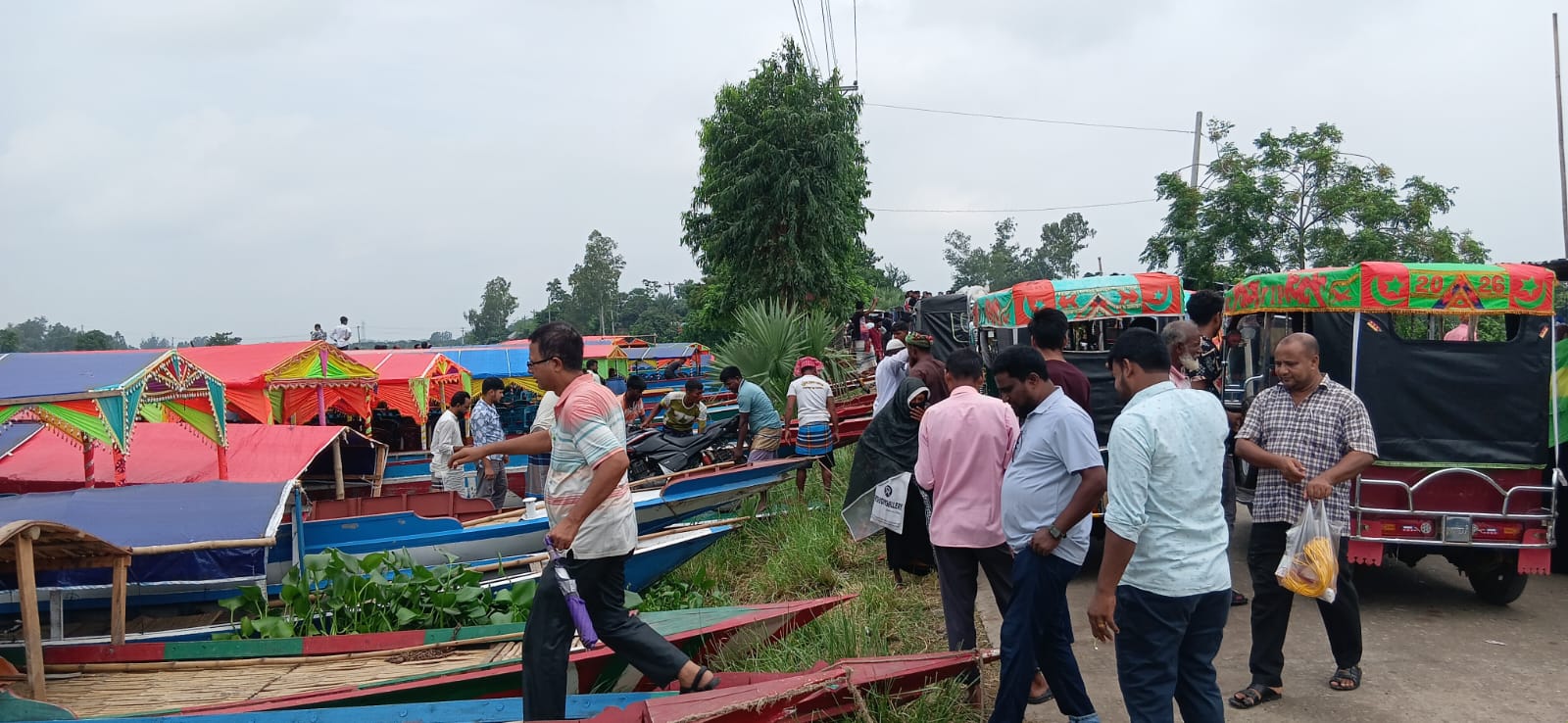 বর্ষার টানে চলনবিলে উপচে পড়া ভিড়