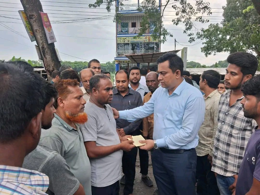 মহেশপুরে অগ্নিকাণ্ডে ক্ষতিগ্রস্তদের পাশে ঝিনাইদহ জেলা প্রশাসন