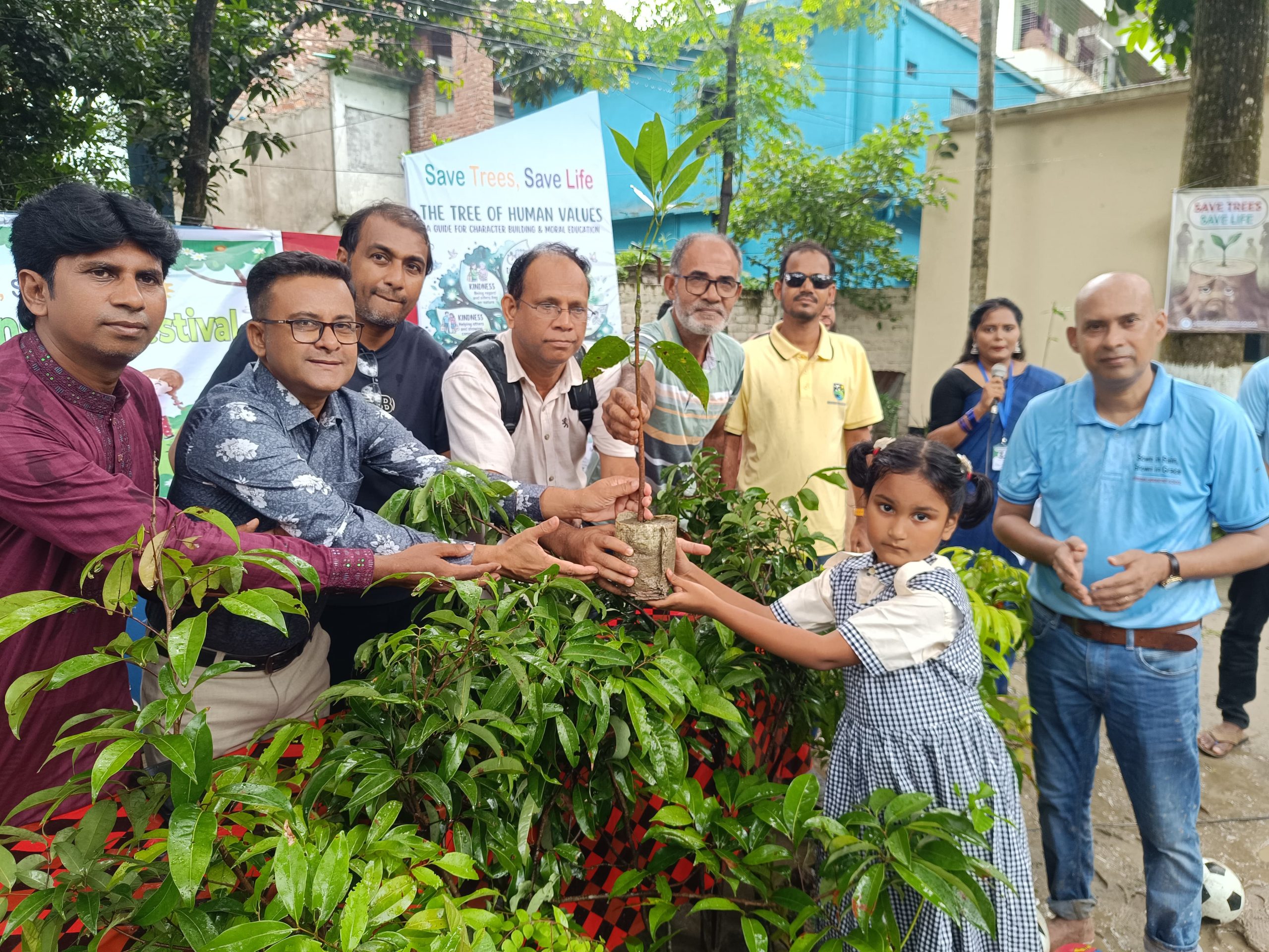 ঝিনাইদহে পরিবেশের ভারসাম্য রক্ষায় গাছের চারা বিতরণ