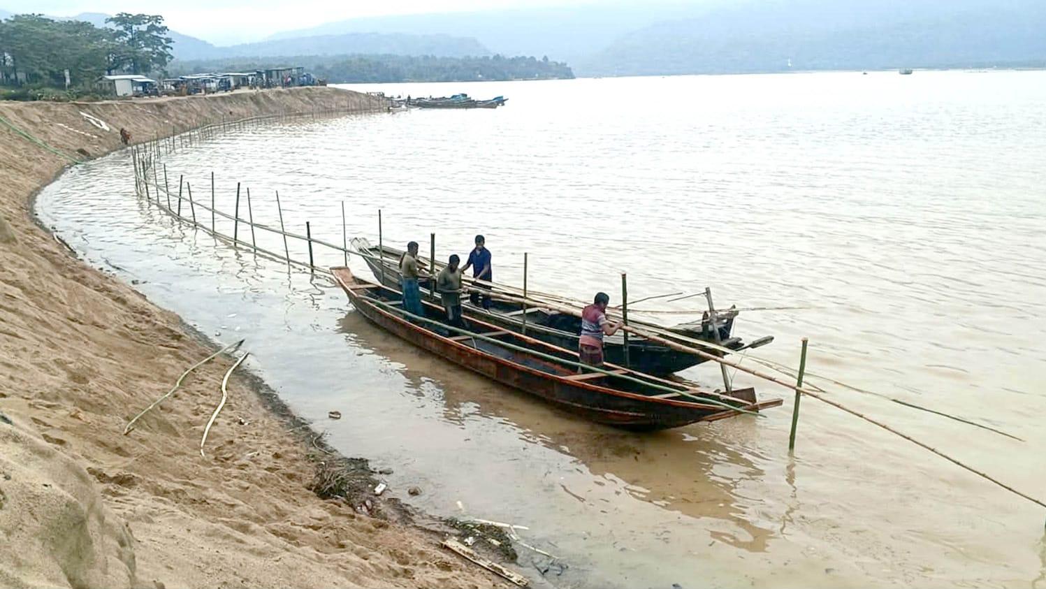 যাদুকাটায় অবৈধ বালু খেকোদের রুখতে ইজারাদারদের বাঁশের বেড়া