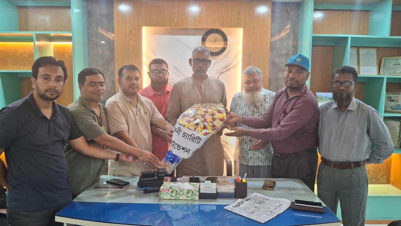 ফেনী চ্যারিটি ফাউন্ডেশন এর পক্ষ থেকে আলাল উদ্দিন আলাল কে ফুলের শুভেচ্ছা