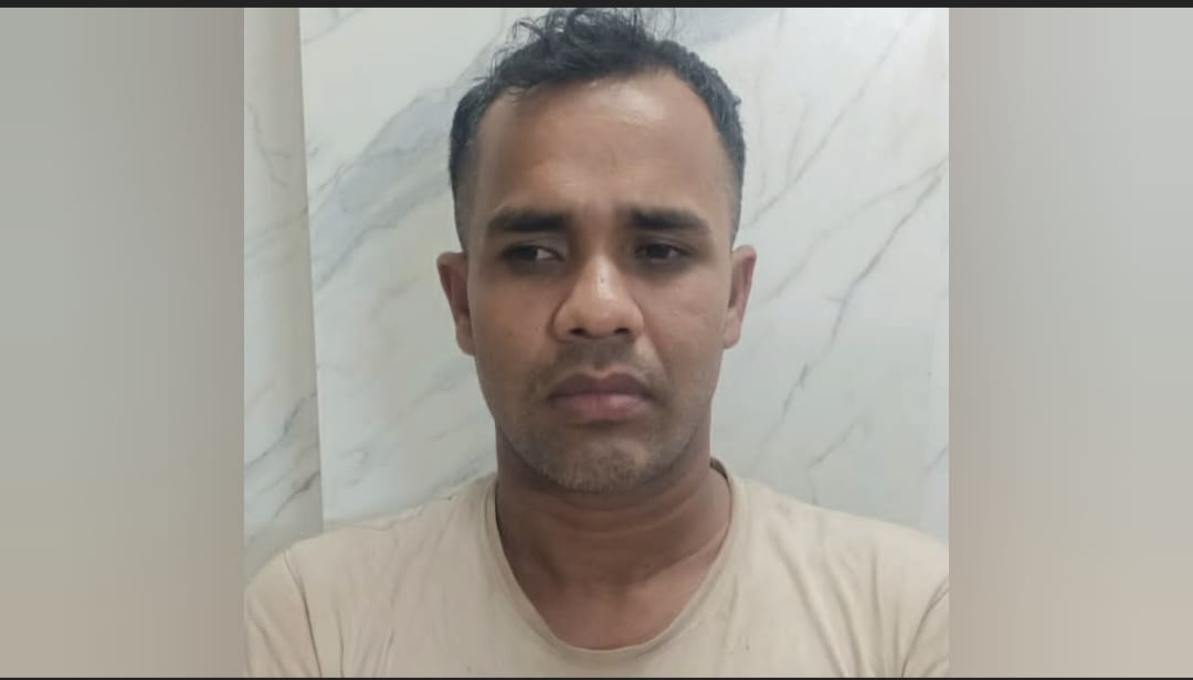আশুলিয়ায় নারী শ্রমিককে ধর্ষণচেষ্টা, জীবন বাঁচাতে চলন্ত বাস থেকে লাফ: চালক গ্রেপ্তার