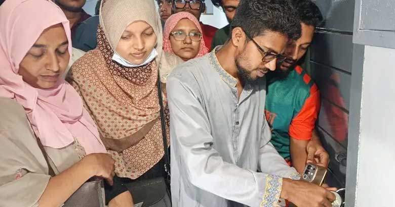বরিশালে সিভিল সার্জনের অপসারণের দাবি