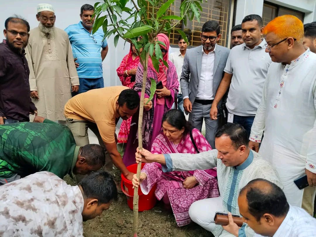 মহেশপুরে সংরক্ষিত আসনের এমপি ফাহিমা নাসরিন মুন্নি ও অ্যাটর্নি জেনারেল ব্যারিস্টার রুহুল কুদ্দুস কাজলের বৃক্ষরোপণ