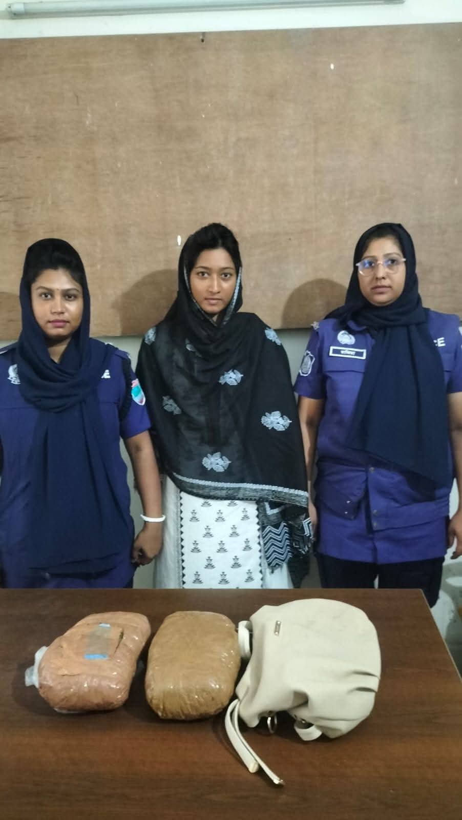 ইয়াবাসহ দম্পতি ও গাঁজাসহ যুবতী আটক