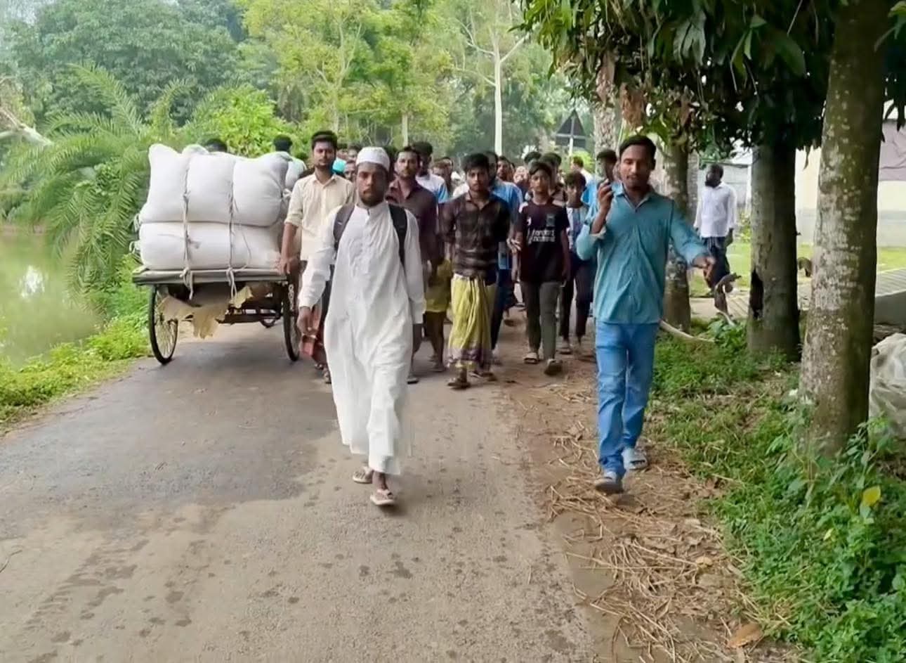 ভিসা ছাড়াই পায়ে হেঁটে হজে যাওয়ার পথে সিংড়ার দিনমজুর দুলাল