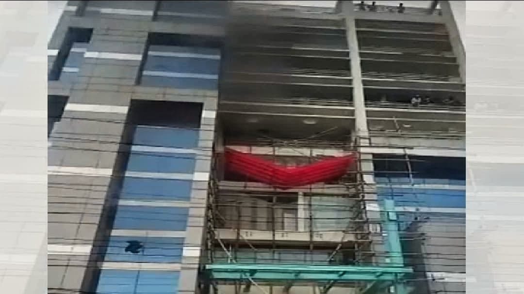 সাতক্ষীরা শহরের ব্লিস হাসপাতালে ভয়াবহ অগ্নিকাণ্ড