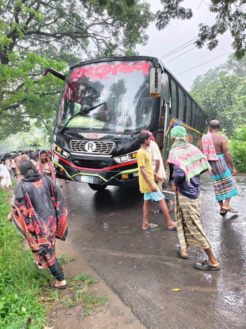 ব্রেকিং নিউজ:সড়কে ভয়াবহ সড়ক দুর্ঘটনা
