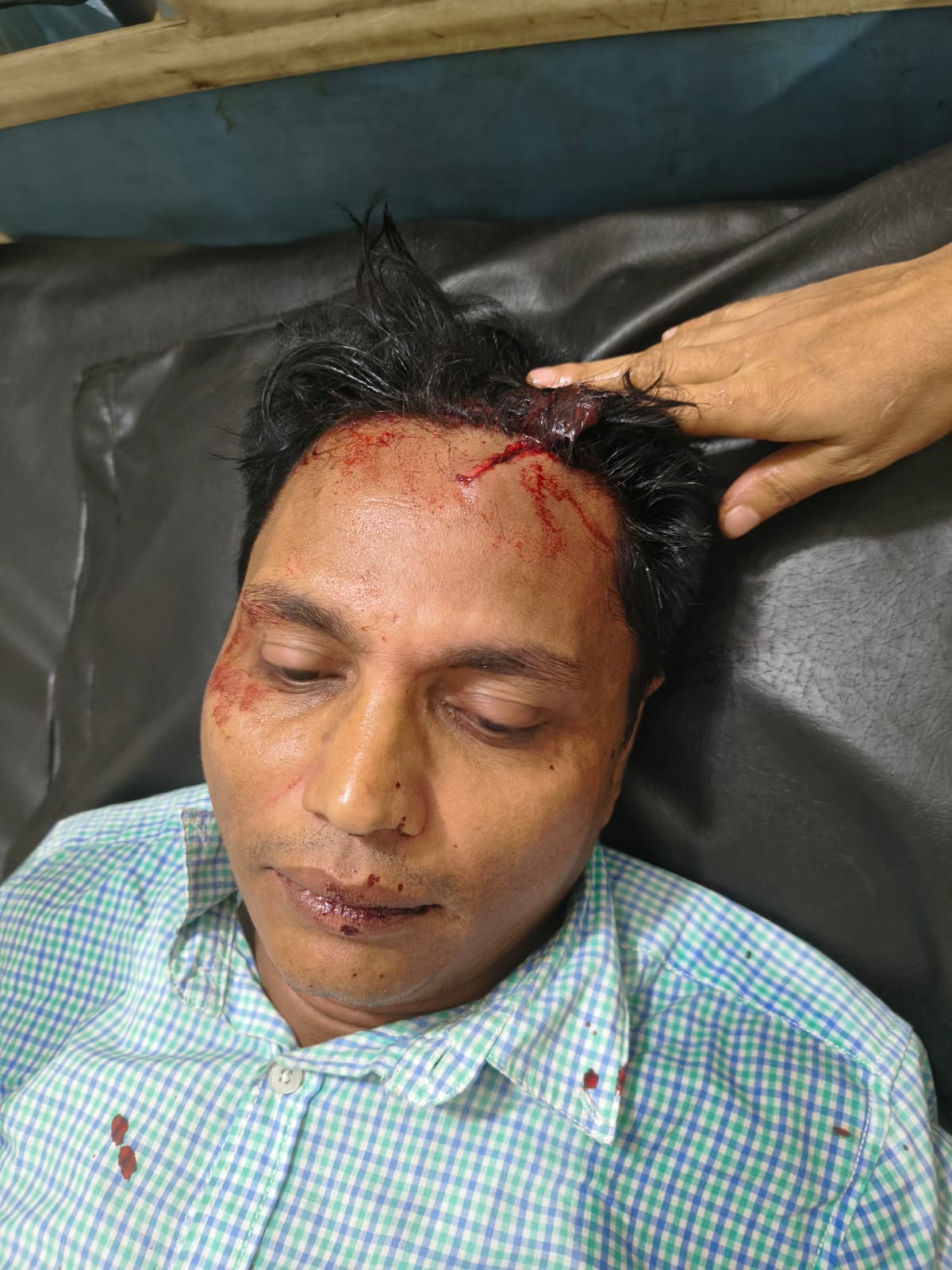সংবাদ সংগ্রহকালে সাংবাদিকের ওপর হামলা