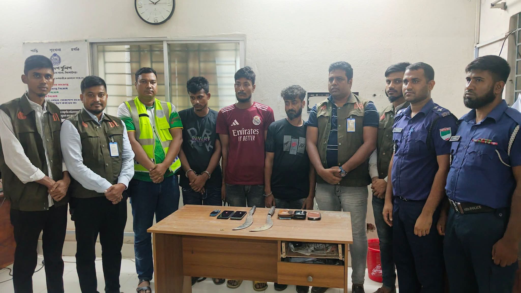 সড়কে গাছ ফেলে ডাকাতি: ডিবি পুলিশের জালে ডাকাত দল