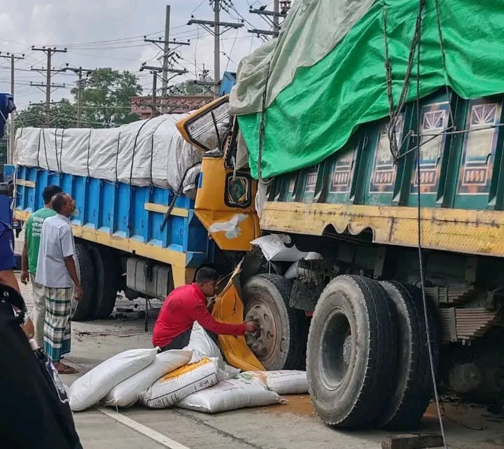 দাড়িয়ে থাকা ট্রাকের পিছনে ধাক্কা; নিহত- ৩,আহত-২