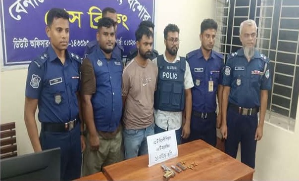 বেনাপোলে বিদেশী পিস্তল, ২টি ম্যাগাজিন ও ১৪ রাউন্ড গুলিসহ আসামি গ্রেফতার
