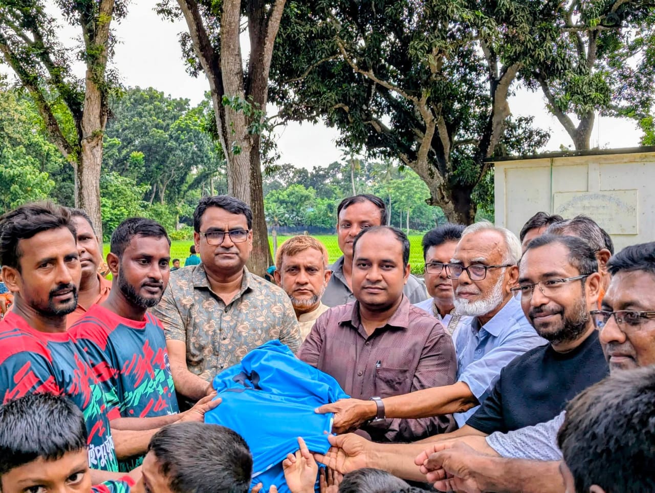 ক্ষুদে ফুটবলারদের মাঝে ক্রীড়া সামগ্রী বিতরণ