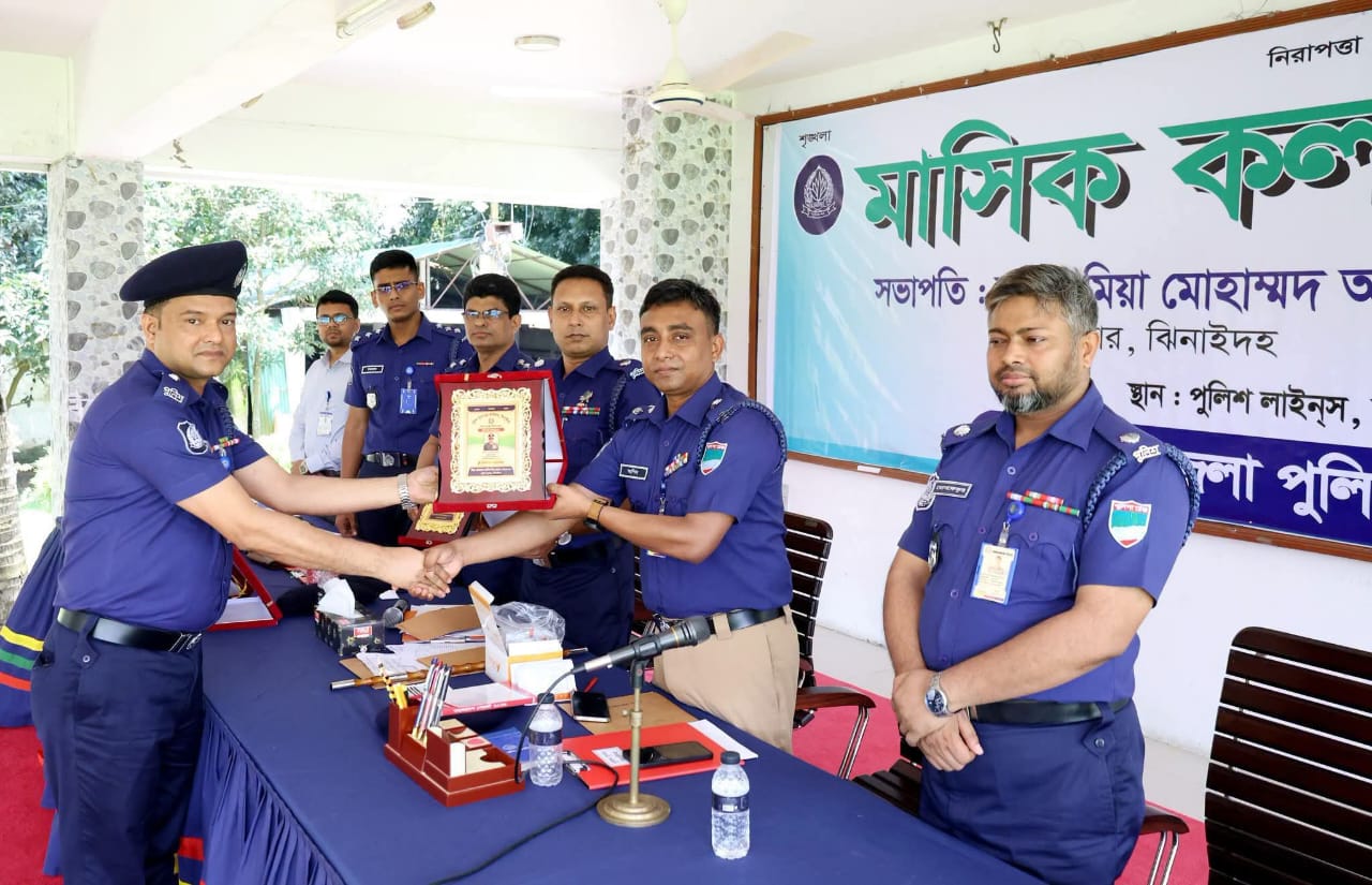 ভারপ্রাপ্ত কর্মকর্তা (ওসি) মেহেদী হাসানকে বিশেষ সম্মাননা প্রদান