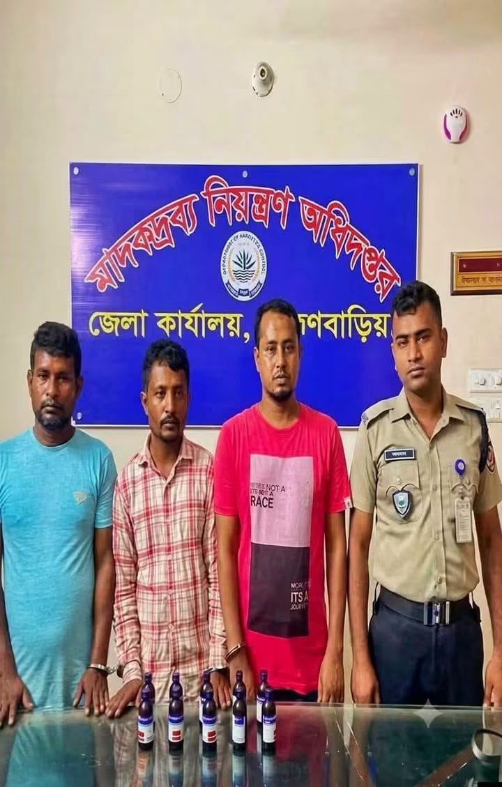 ১০ বোতল এসকাফ সিরাপসহ গ্রেপ্তার ৩