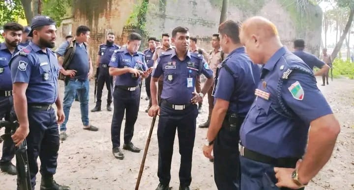 পুলিশের বিশেষ অভিযান, ১০ মোটরসাইকেল ও গাঁজাসহ ২ জন গ্রেপ্তার
