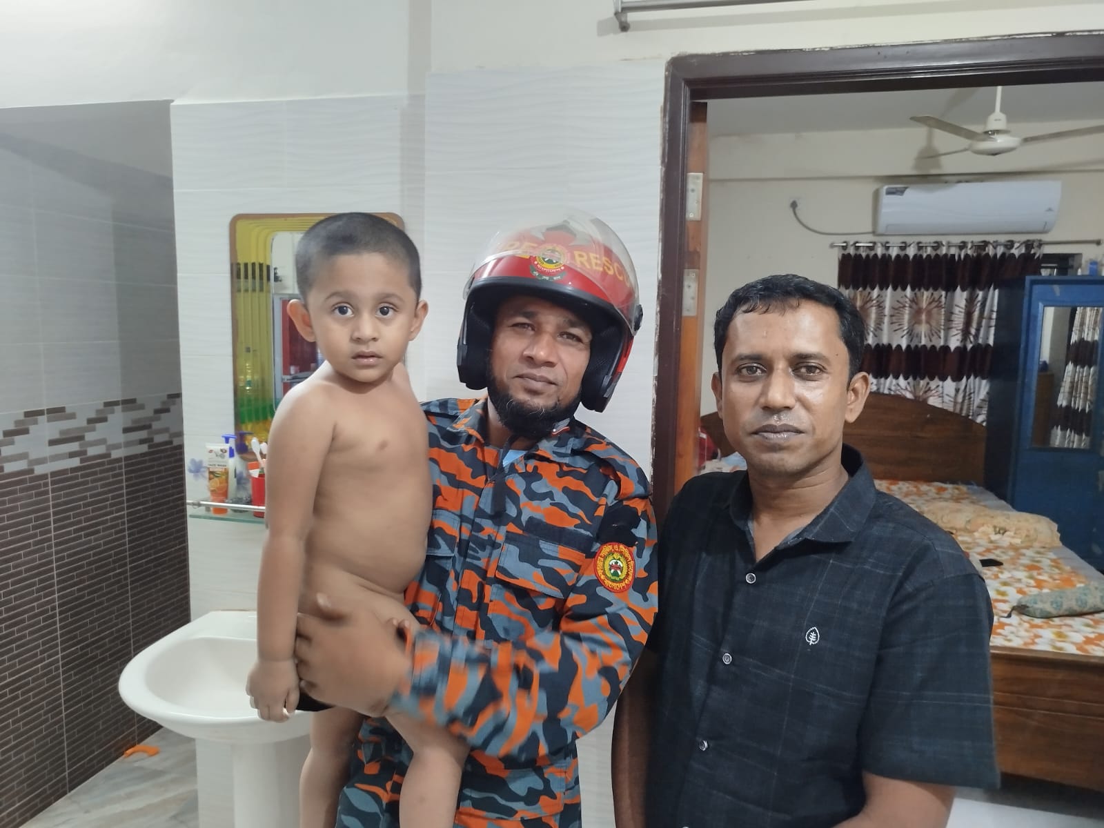 ফ্ল্যাটের ভেতর থেকে,৩ বছরের শিশুকে উদ্ধার