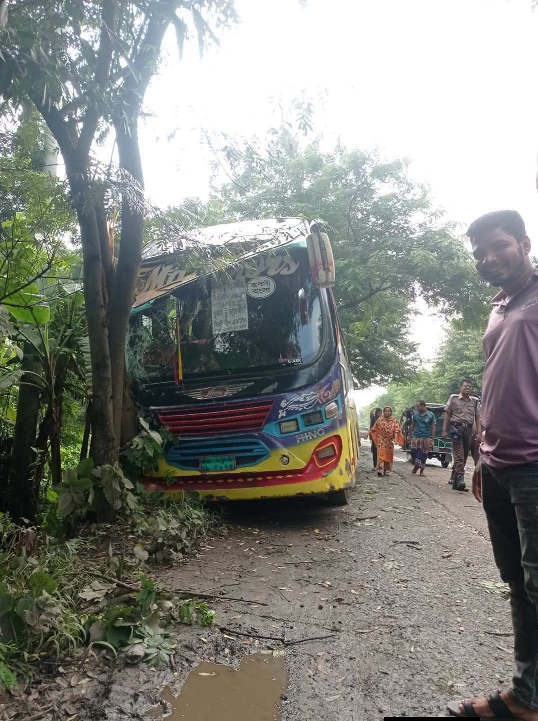 খুলনা-সাতক্ষীরা মহাসড়কে ফের বেপরোয়া বাসের দুর্ঘটনা
