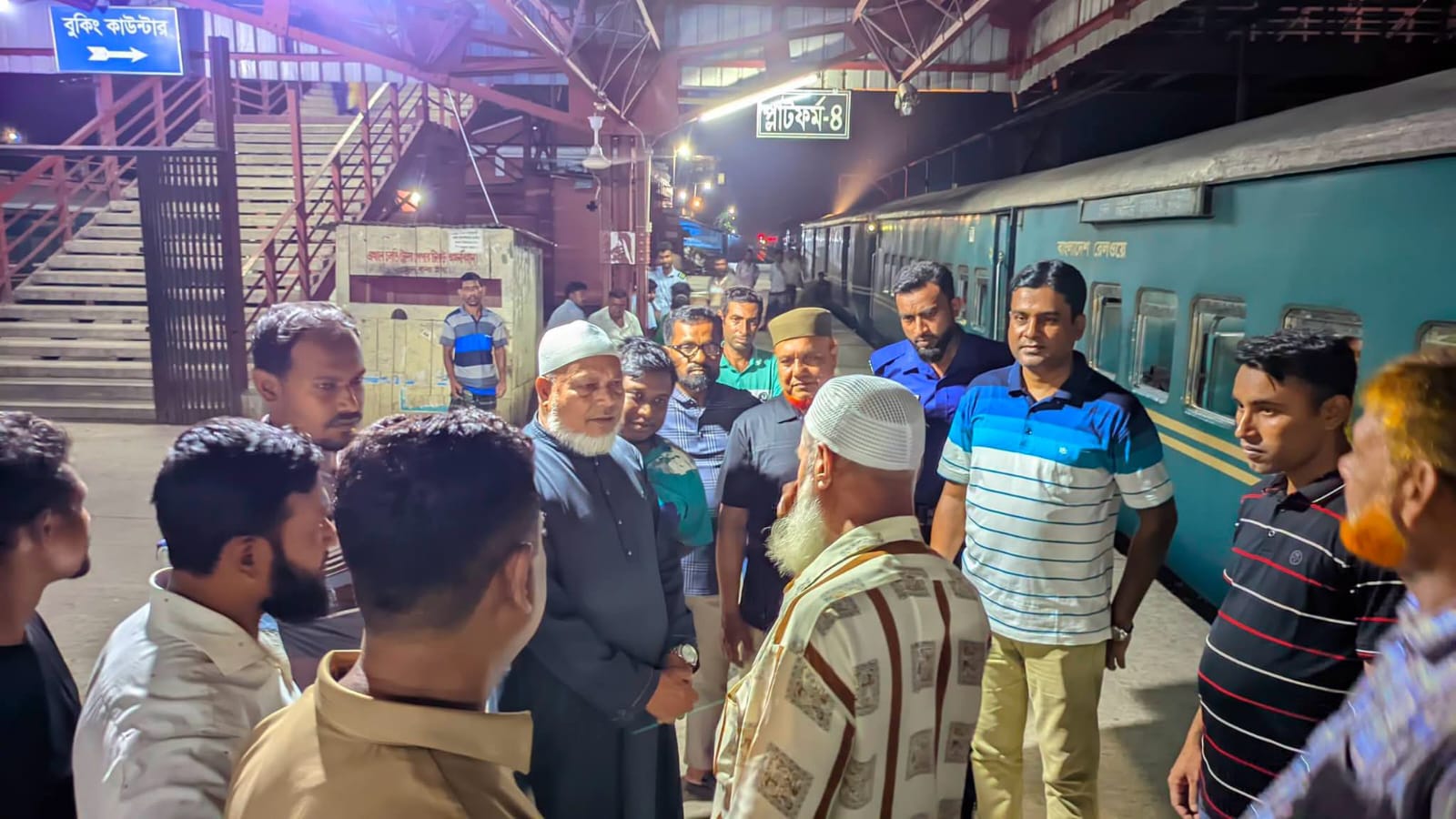 জংশনে মহানন্দা ট্রেনে সান্টিং ইঞ্জিনের ধাক্কা, আহত ১৫