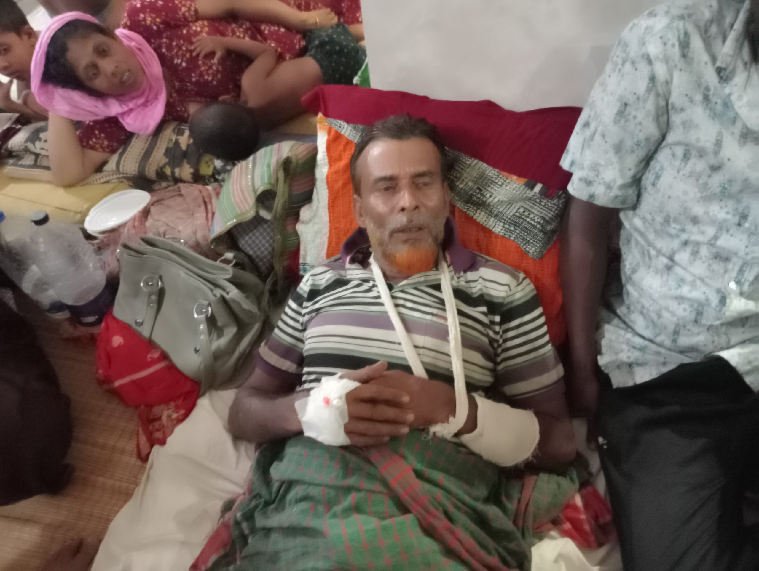 জমি কেনার পর দখল করাকে কেন্দ্র করে বৃদ্ধা মা ও ছেলেকে কুপিয়ে জখম
