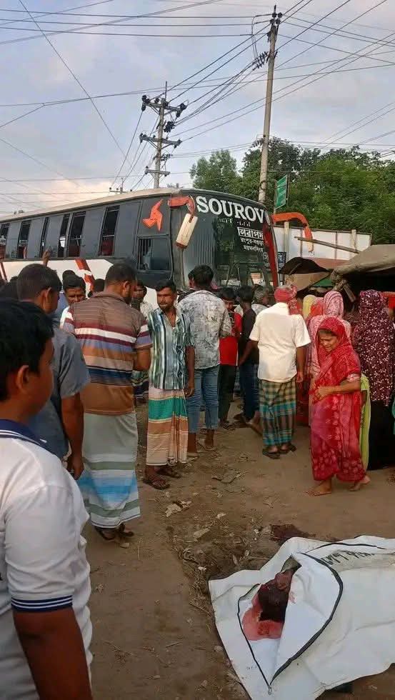 বাস নিয়ন্ত্রণ হারিয়ে টং দোকানে