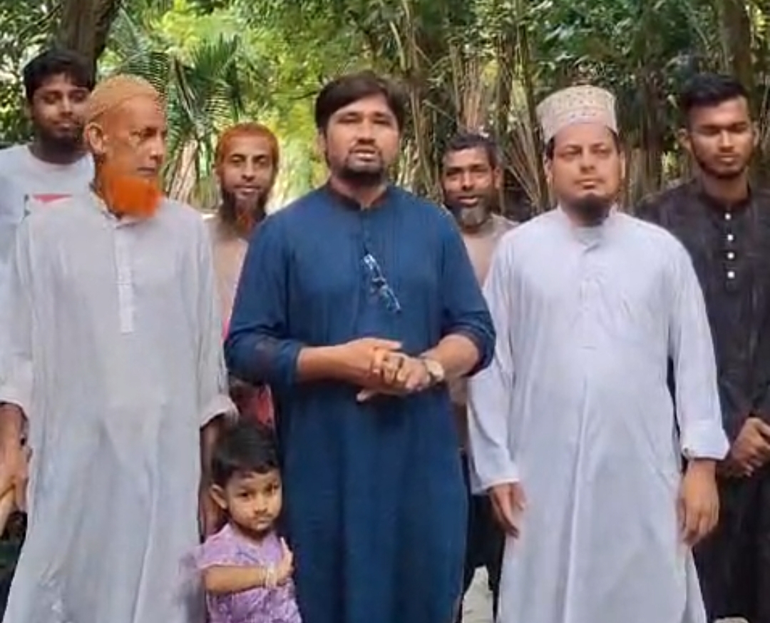নিজস্ব অর্থায়নে রাস্তা সংষ্কার করলেন চেয়ারম্যান পদপ্রার্থী