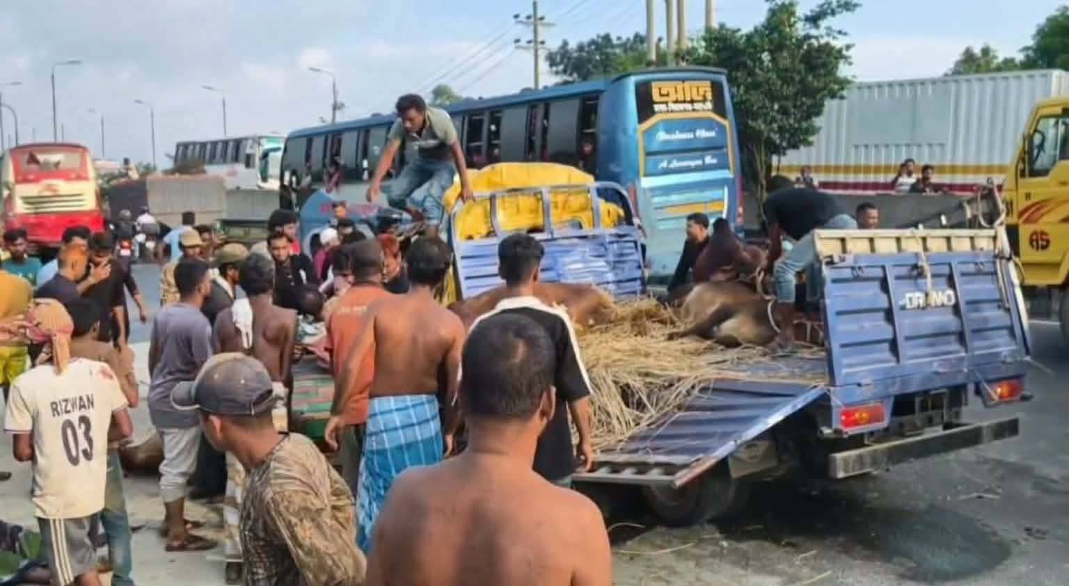 বাসের পেছনে গরুবাহী ট্রাকের ধাক্কায় ২ জন নিহত আহত ৩ জন